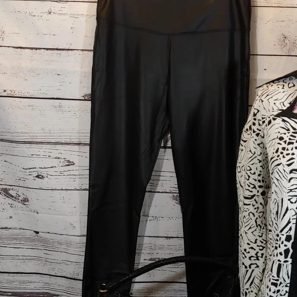 Women's pants and long sleeve top outfit - Picture 3 of 15